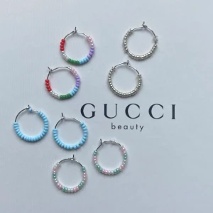 Pärlörhängen - Pärlörhängen med mindre pärlor i olika storlekar💞 Pris är inklusive frakt💫