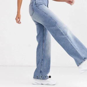 De perfekta vida jeansen  - Säljer mina älskade vida jeans "Yoko" från Monki i färgen mid blue då jag har fler par. Älskar dom! Storlek 26, endast använda en gång. 🌟 