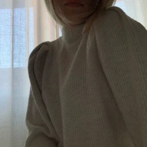 Beige sticks tröja  - Jättefin stickad tröja från weekday🤎🤎Strl XS i en beige färg. Köparen står för frakten💖Tröjan kostade från början 500kr💖