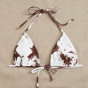 Bikiniöverdel  - Brun vit bikiniöverdel från shien, storlek S. Säljer pga jag köpte typ stycken, jätte snygg på 🦋