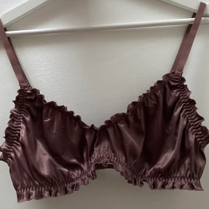 Bralette  - Sjukt skön bralette i storlek M, men passar allt från S-L🤍 endast testad! 