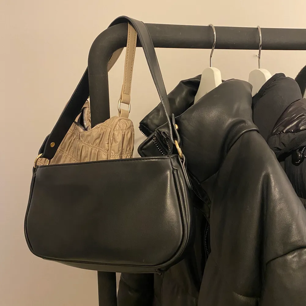 Jättefin svart väska i nyskick🖤🖤 Bara använd några gånger och ser ut som ny Frakt tillkommer🥰. Väskor.