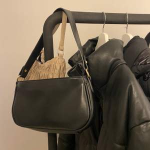 Jättefin svart väska i nyskick🖤🖤 Bara använd några gånger och ser ut som ny Frakt tillkommer🥰