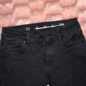 Håliga jeans  - Svarta håliga jeans från Bikbok, använda 4 gånger då de har blivit för små för mig. Tajt passform och lågmidjade!😊 (frakt går att göra billigare om man ej vill ha spårbart)