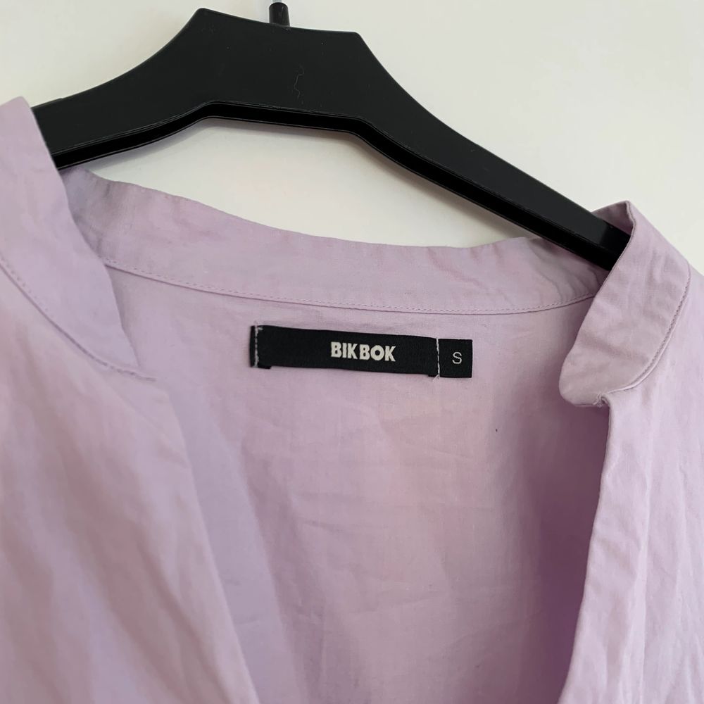 Säljer denna superfina klänningen från bikbok i storlek S då den inte kommer till användning! Den är använd några få gånger förra sommaren så i jättefint skick💕 Kan skicka men då står köparen för frakten som ligger på 66kr!💜. Klänningar.