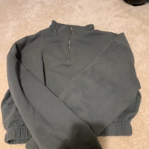 Sweatshirt  - En grön sweatshirt med dragkedja💚