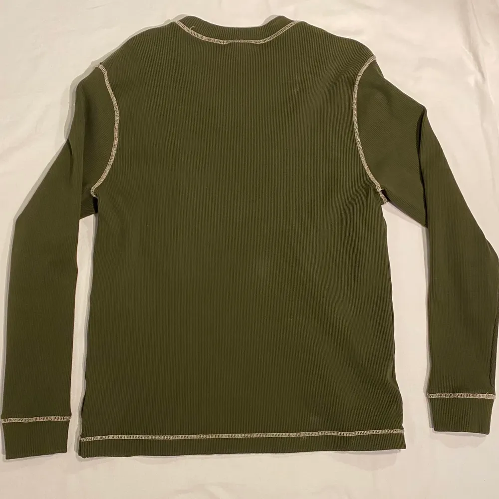 Skitsnygg grön, långärmad tröja från WEEKDAY i bra skick. Snygga detaljer som texturen, sömmarna och bröstfickan! ❗️Tar emot bud ❗️. Tröjor & Koftor.