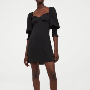 Svart minidress  - N supersöt klänning passande till allt från fest till julfirande hos mormor. Nyköpt med prislapp kvar. Funkar inte riktigt om man har större bröst därav kan jag inte ha den. Kort klänning, går till halva låren på mig som är 160. Buda i kommentarerna! Köpare står för frakt.