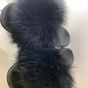 Äkta päls skor - Skor med äkta päls med 100% rävpäls från borninstockholm. Super skön sula och fin päls🌸 nypris 1099kr
