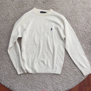 Ralph Lauren tröja - Har fläckar här och var som tyvärr inte går bort i tvätten därav säljer jag den billigt!💖 Skriv privat om ni vill ja bild på dem❤️Annars superbra skick! Frakt-66kr