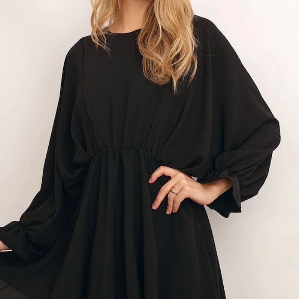 Säljer denna svarta klänningen i storlek S!! Använd endast 1 gång!! Nypris: 600kr🤍 Mitt pris: 350kr!! Frakt tillkommer på 66kr och kan spåras‼️Kontakta för fler bilder.. Klänningar.
