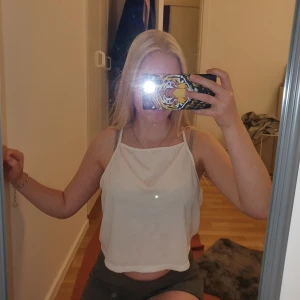 Vit topp - Knappt använd. 