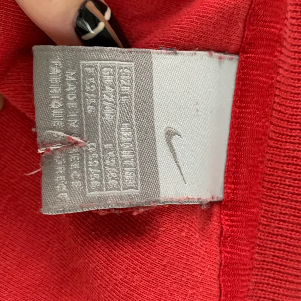 Nike Sweatshirt som är croppad, är väldigt använd men i bra kvalitet! frakt ingår ej i priset! Pris kan diskuteras!. Tröjor & Koftor.