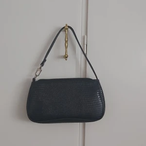 Väska - Säljer min svarta baguette bag från shien. Får aldrig använding av den längre. Använd ett fåtal gånger men i ett fint skick! Skriv gärna för fler bilder. Fraktpris kan diskuteras!💕