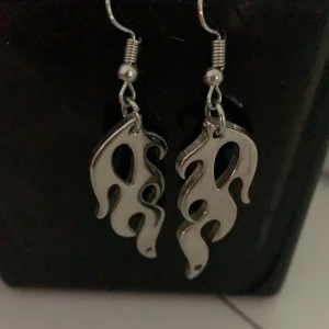 Silver Örhängen  - Silver örhängen i form av eldsflammor🔥 Är gjorda i stål (kommer inte missförgas). Köpta för 199kr från Nelly! Supersöta och passar till allt❣️ Pris kan diskuteras :)