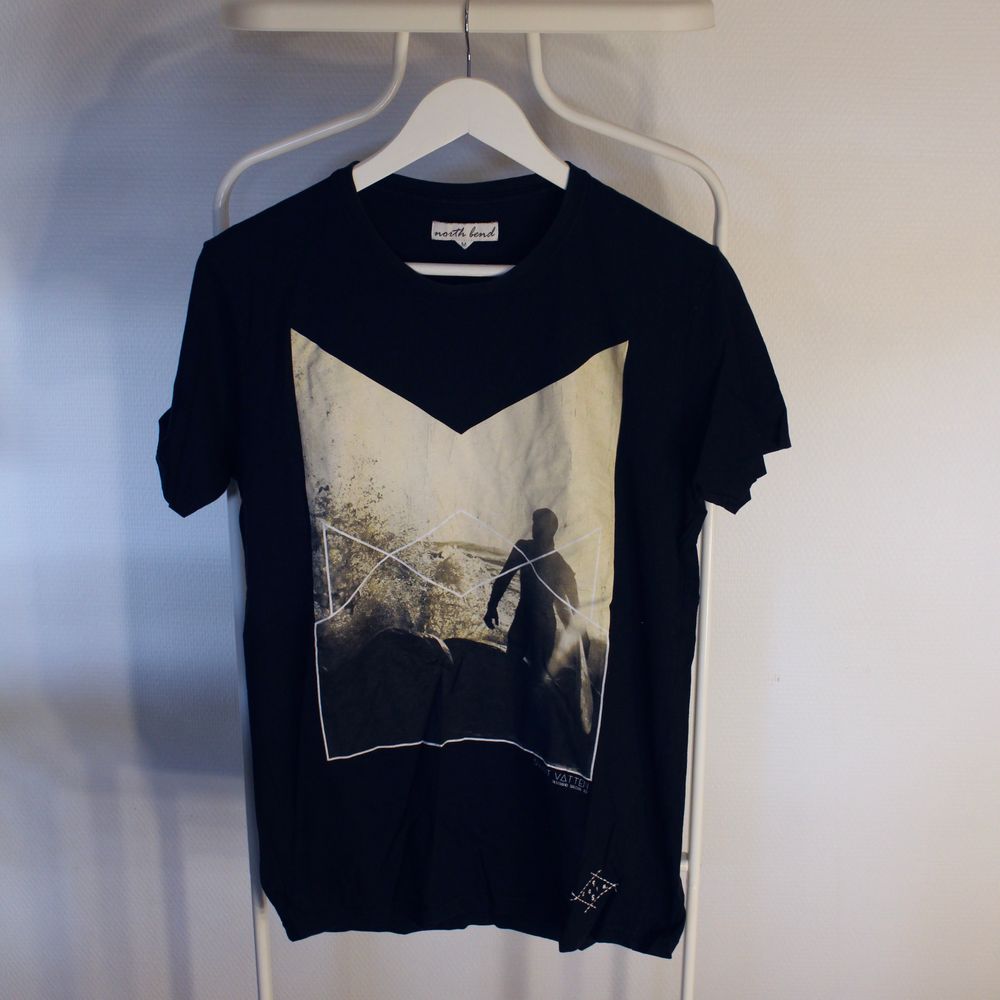 Go vintage T-shirt från North Bend i Gött skick!
Storlek: M
Direkt pris: 50, Skriv buden till mig privat eller kommentera på bilden! Kan även mötas upp mellan Varberg & Göteborg Köpare står för frakten (Du bestämmer vilket paket så länge det uppfyller vikt och storleks kraven). T-shirts.