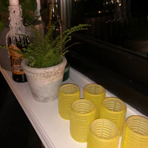 Hårspolar  - Hårspolar för en trendig lugg. Säljer 6st och de kan köpas bara en eller flera. Har själv två stycken och älskar resultatet det ger!  Skicka ett DM eller skriv i kommentarsfältet 🌸tictoc: alisiunderlivet (på bild två och tre)