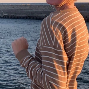 Tjocktröja  - En sjukt cool randig tröja från Pull&Bear🤍🤎 Köparen står för frakten 