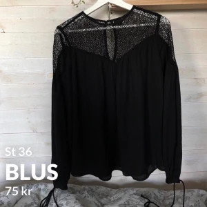 Blus med mesh  - Fin svart blus med knytdetaljer på armarna från Gina Tricot i st 36. Passar oxå någon i stolek 38.  Priset på första bilden stämmer inte. Skicka ett DM eller skriv i kommentarsfältet 🌸
