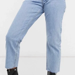 Jeans från topshop - Helt oanvända och lappen kvar. Säljer dessa då jag råkade beställa fel storlek. Storlek 40, för mer detaljer se sista bilden.