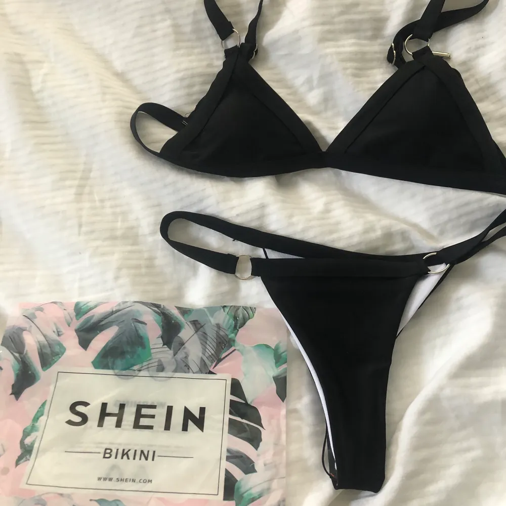 Säljer detta helt nya bikinisett ifrån Shein, säljer pga att den var lite liten för mig. Storlek S från hemsidan men passat även XS, den är justerbar, 150kr (frakten ingår i priset). Övrigt.