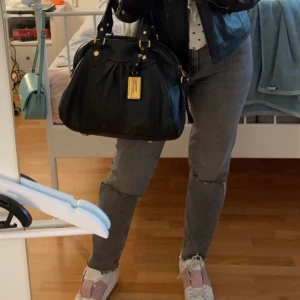 Gråa jeans från Zara - Snygga gråa jeans från Zara i strl 36/38. De har använts väldigt lite och ser ut att vara helt nya. Populära och slutsålda. Nypris var 399. Hör av dig vid frågor💕