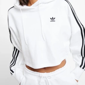 Adidas kort hoodie - Storlek S men passar xs-m beroende på hur man vill att den ska sitta. Hör av er vid fler frågor eller bilder💗