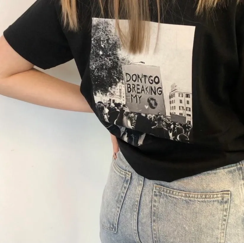 Hej!!!! Kolla in mitt och tre andra tjejers UF-företag på instagram☺️ Vi säljer långärmade tröjor och t-shirts med tryck på som uppmärksammar samhällsproblemen i världen!🌟🌍 Försäljning sker på vår instagram!!👊🏻👊🏼👊🏽👊🏾👊🏿 Instagram - @thesocietyuf                                                    Tröjorna är Unisex och finns i storlekarna S, M och L🌟🌍. T-shirts.