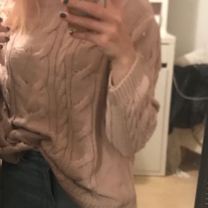 Rosa stickad tröja - Bra skick då jag använt den ett fåtal gånger, säljs då den är för stor för mig 