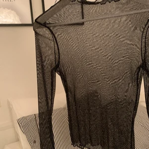 Blus - Svart lite glittrig meshtop. Inte använd så ofta så är som att köpa i butik. 