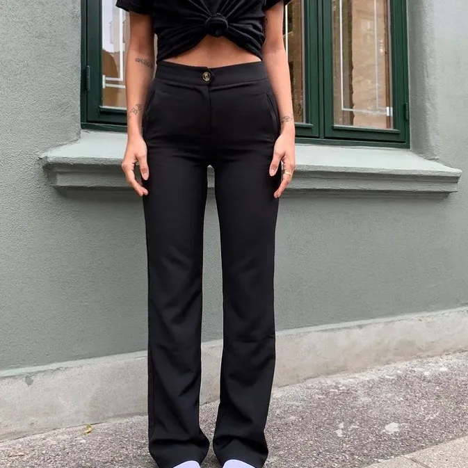 Svarta raka kostymbyxor i storlek small från Venderbys. Aldrig använda endast provade. Modellen bär storlek small. Frakten på 50 kr ingår i priset. 81 cm långa inneben. Jeans & Byxor.