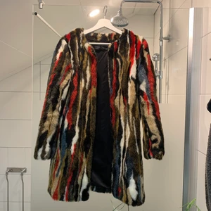 Vinterpäls - Fake päls i fina färger! Använd en vinter, i väldigt fint skick. frakt tillkommer om du ej befinner dig i Stockholm. 