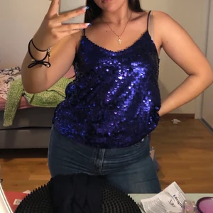 Blus - Blå paljettblus från Bikbok. Knappt använd och i bra skick. Perfekt till temafest :). Köparen står för frakt eller så kan jag tärffad vid Sollentuna området. 