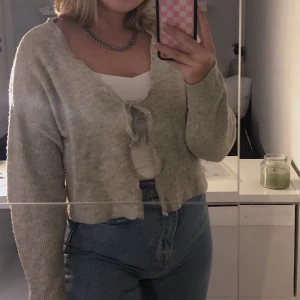 Beige stickad kofta - En beige kofta som jag sytt själv, var tidigare en vanlig stickad tröja från Vero Moda i storlek S. Vanlig kvalitet, inga fläckar eller hål. Går att ha till både linne, t-shirt eller utan om man vill det. Frkten ingår ej.