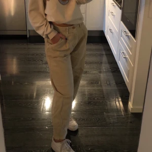 Beiga Baggy Jeans - Ett par beiga jeans köpta från Zara som sitter taightare i rumpan och midjan och sedan lösa i benen, höga i midjan. Använda max 3/4 gånger. Perfekt längd på mig som är ca. 160 cm lång. Är i strl 36 men passar på mig som oftast har strl 38. Frakten står jag för ⚡️