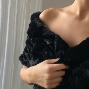 Hollies halsduk  - En svart äkta päls halsduk från Hollies i perfekt skick, mjukt material 