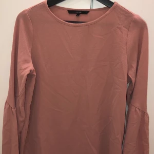 Smutsrosa blus Veromoda  - Super fin rosa blus från Vero Moda med lite utsvängda armar. Sitter jättefint. Storlek XS, passar även S. Fraktar eller möts upp i Solna, Stockholm