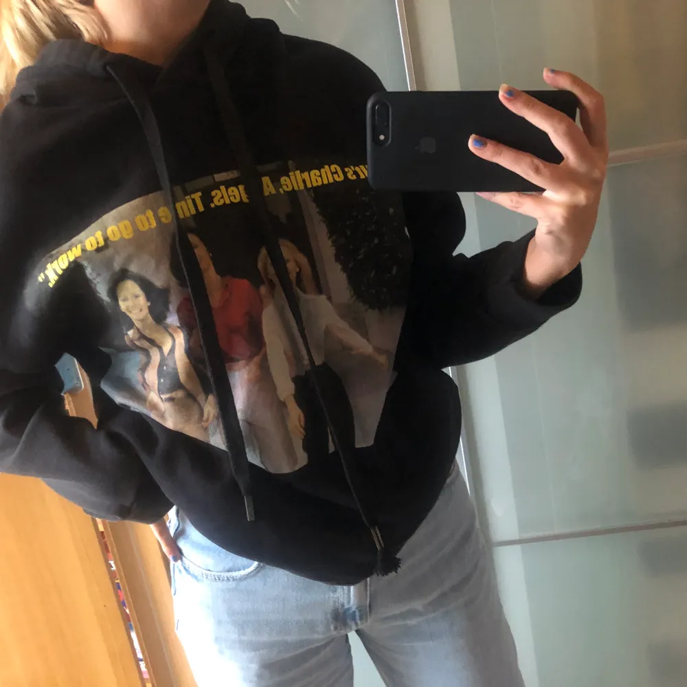 Säljer denna zara hoodien som inte längre finns kvar i affär. Framsidan har den en bild på charlies angels och på baksidan står det charlies angels på ryggen.😍 Strl: S. Hoodies.