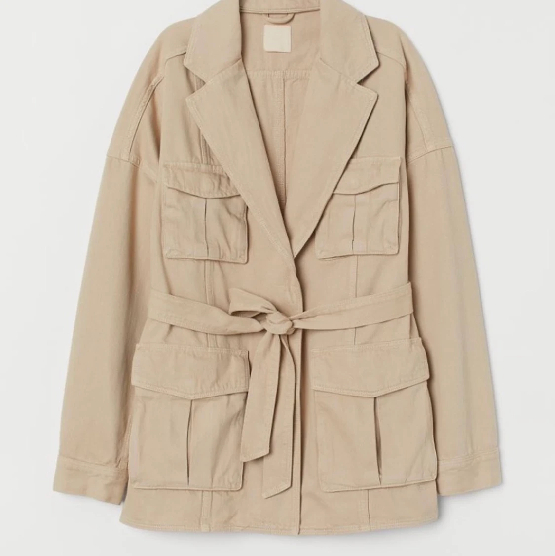 Ljusbeige jacka med skärp 