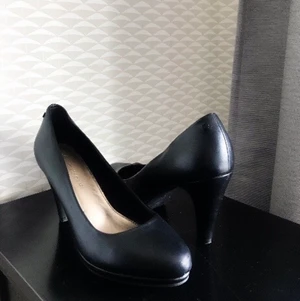 Svarta klackskor från DinSko i strl 36 - Super sköna och enkla klackskor som passar till allt! Fraktkostnaden betalar du själv:)