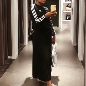 Adidas tjocktröja - väldigt fint skick, basic tröja med adidas märke. 