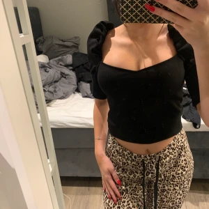 T shirt  - T shirt i lite tjockare material, har även lite längre armar och är lite puffig på axlarna, är som ny