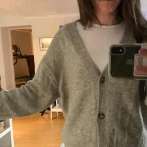 Grå kofta - Grå kofta från pull & bear köpt för ca ett år sen, bra skick🤍 120kr med frakt