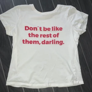 Tröja//t-shorts  - Jag säljer denna tröja den har bara legat i min gaderob så tänkte att eftersom jag använder den så sällan så säljer jag den💞