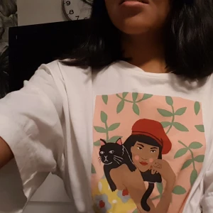 T shirt med tryck  - T shirt från monki köpt i våras men används inte tyvärr. Köpte 2 storlekar större för en oversize fit. Så tröjan är boxig så inte figurformande. Inga fläckar och i överlag bra skick!