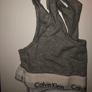 calvin klein bralette  - grå calvin klein bralette i storlek S. inte mycket använd och säljer för att den inte kommer till användning