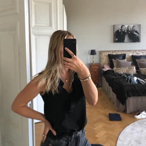 Svart Blus Zara - Jättefin blus med volanger från Zara. Endast använd ett fåtal gånger. Passar väldigt bra till tex middagar, fest eller när man vill klä upp sig lite extra💖 150kr +frakt kan även mötas upp rund Malmö och Båstad