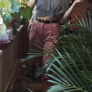 Manchesterbyxor från Urban Outfitters - Supersöta laxrosa byxor från Urban Outfitters i XS, lite stora i storleken så mer åt S/w26. Vid ankeln på mig som är 163 så perfekta byxorna för dig som är kort 💘💘💘 frakt 50kr, kan även mötas upp i Halmstad ✨
