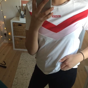 Tröja - En t-shirt från Levis. Knappt använd och är i bra skick! Köpt för 300:-. Tar bara emot swish:)