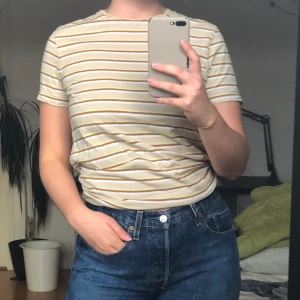 T-shirt - Snygg randig t-shirt från Weekday. Säljer pga ingen användning! Köpare står för frakten:)